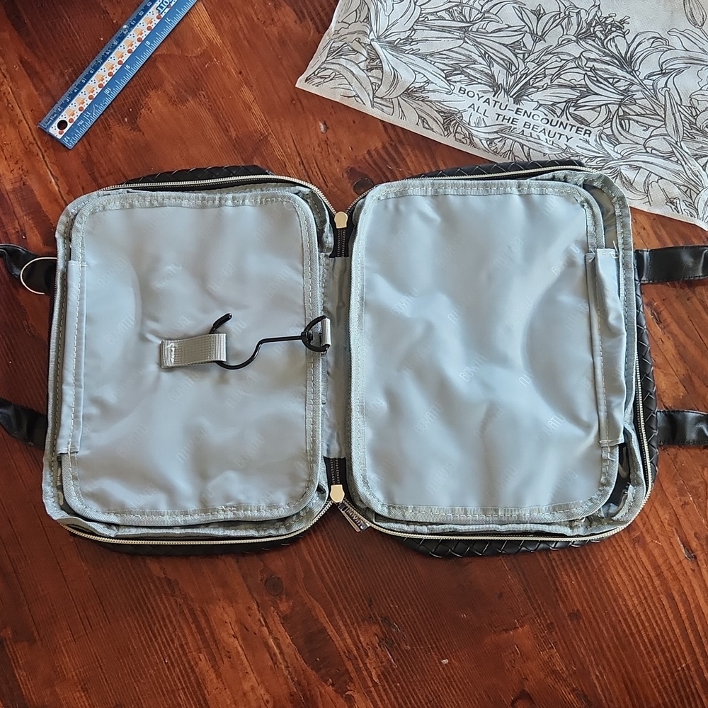 Boyatu Black Make up travel Bag โ NWT โ Woven Leather โ Silver Hardware โ Classy - Picture 5 of 15